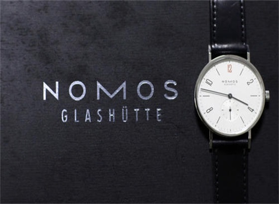 NOMOS手表怎么调时间？