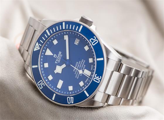 帝陀Pelagos：钛制带氦逃逸阀的计时器