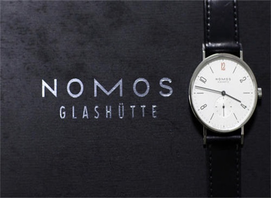 NOMOS手表更换表带教程