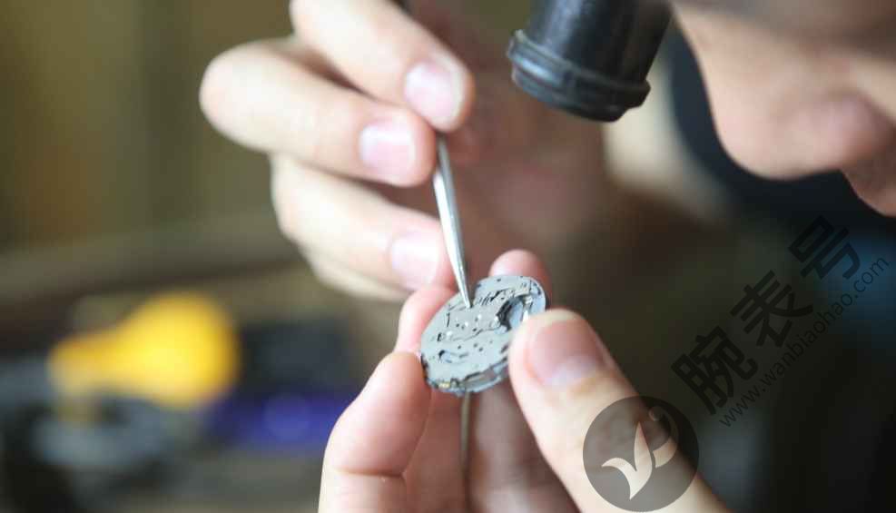 豪利时手表表带扣不紧