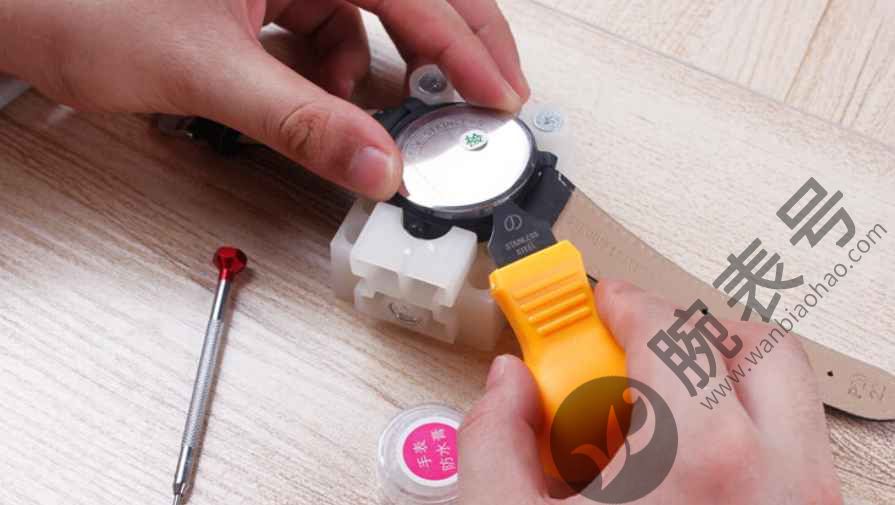 柏莱士手表发条怎么拧回去